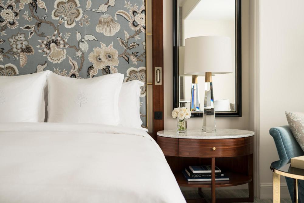 Deluxe King Room interior