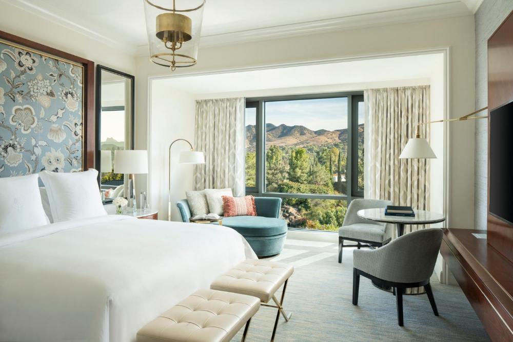 Deluxe King Room with Waterfall View interior