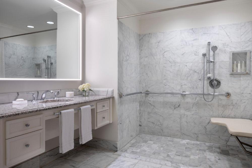 Superior King Room - Disability Access interior